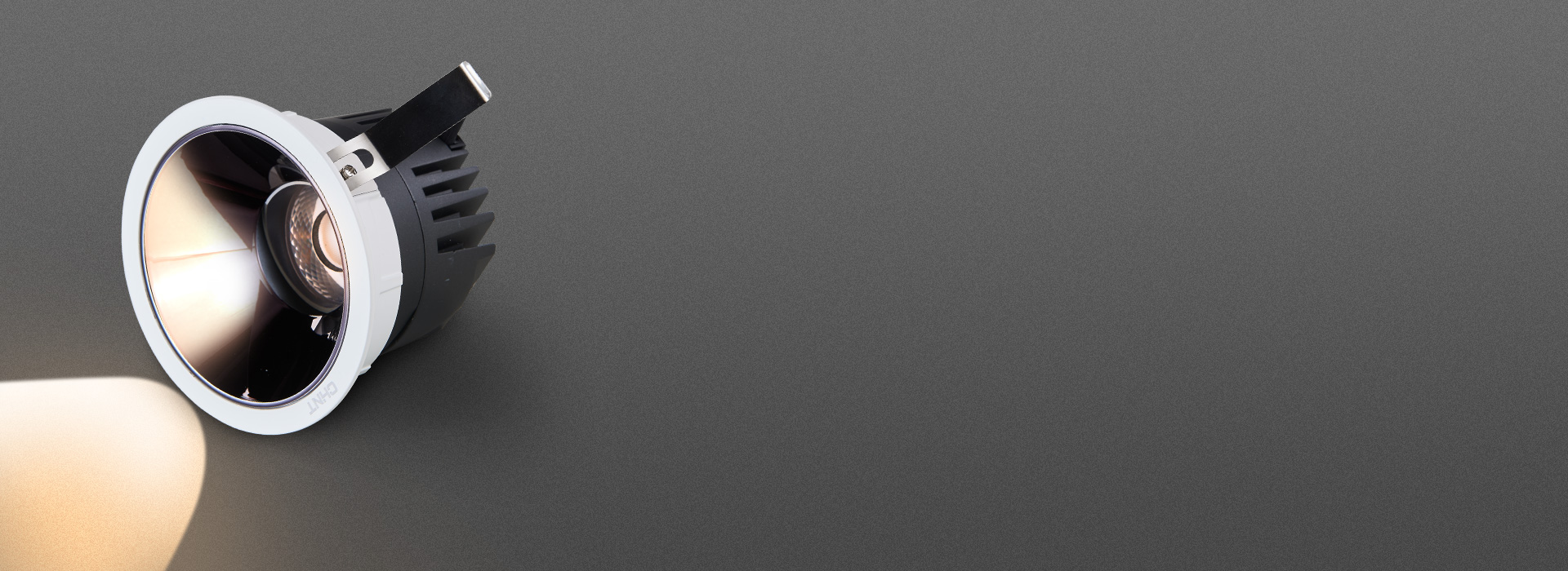 光源深藏，嚴控眩光 深藏式光源設計，能...