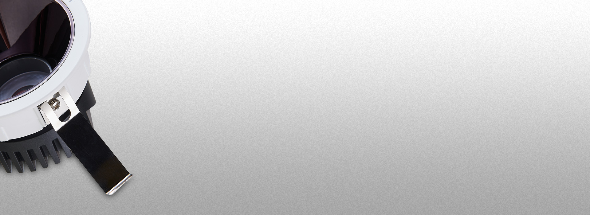 優質彈簧卡扣，穩定牢固 自然融入天花板...