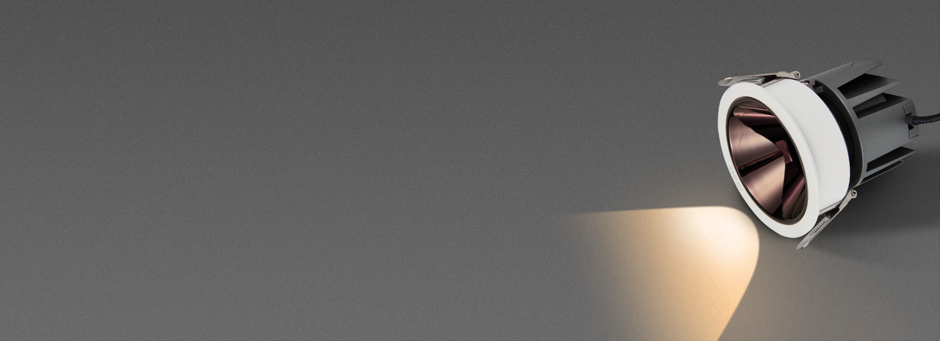 深防眩設計，光線柔和不刺眼 光源深藏，...