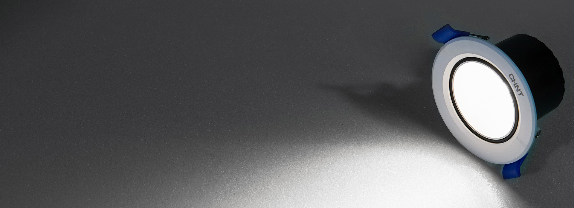 深藏光源防眩 光源深杯內藏，避免直視，...