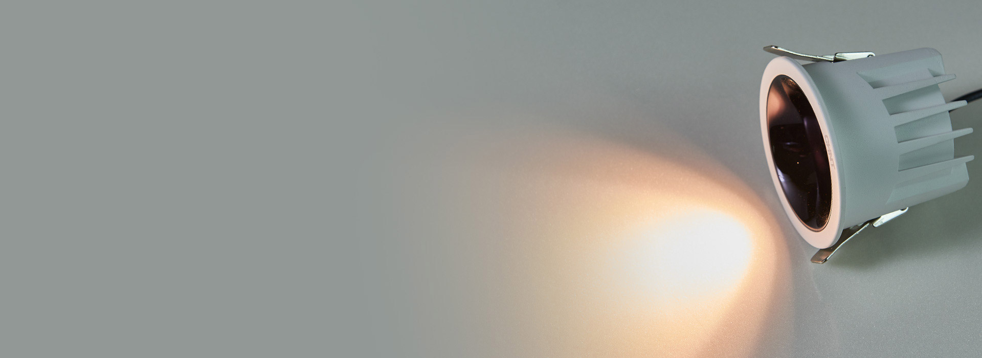 藏光防眩 深藏式光源設計，減少眩光。 