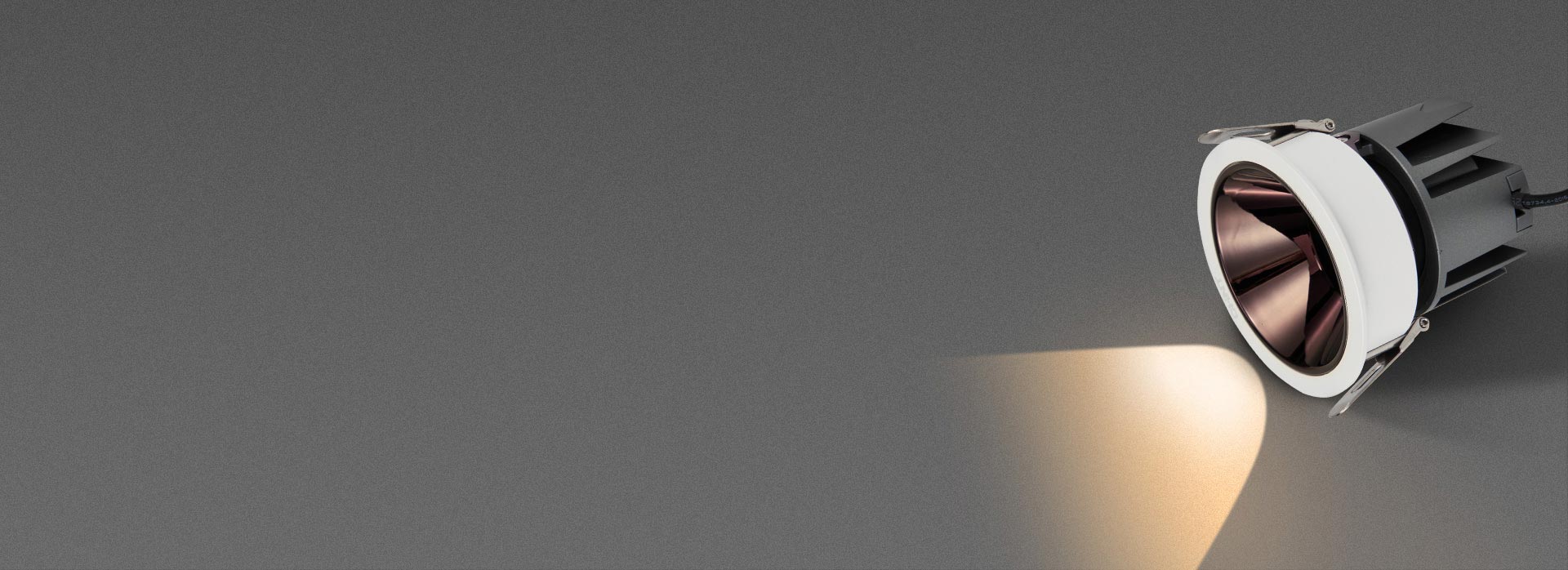 深防眩設計，光線柔和不刺眼 光源深藏，...